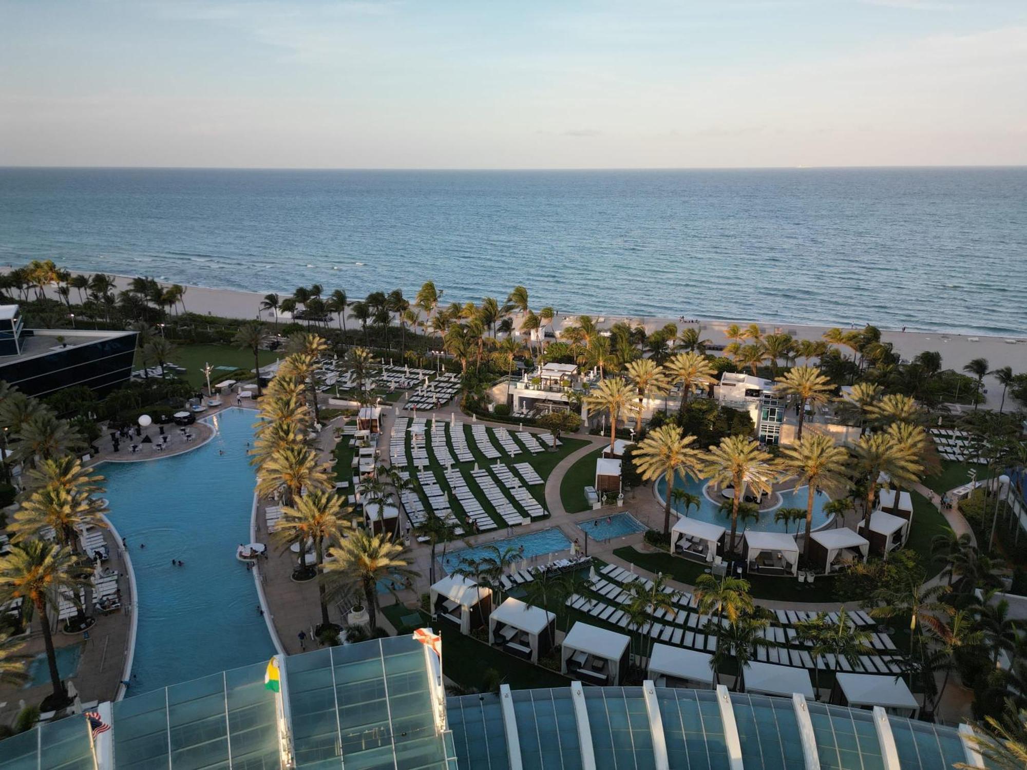 Fontainebleau Resort Balcony W Ocean And City View Miami Beach Exterior foto